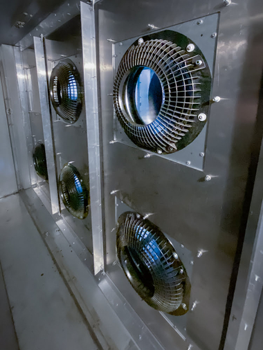   Das „FanGrid“ wurde so ausgelegt, dass sich jederzeit einfach ein weiterer Ventilator einbauen lässt. Die dafür vorgesehene Öffnung ist mit einer Klappe verschlossen.  