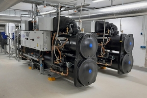  Zwei Hochtemperatur Wasser/Wasser-Wärmepumpen wandeln Abwärme des Rechenzentrums in Heizenergie für das kommunale Fernwärmenetz um (1/2). 
