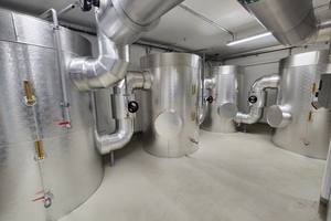  Großvolumige Pufferspeicher in der Energiezentrale sorgen für eine hydraulische Entkopplung und optimieren den Wärmepumpenbetrieb (1/2). 