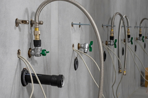  Die Urinale des Modells „Geberit Preda“ mit integrierter Steuerung werden über GEBUS-Kabel angeschlossen. 