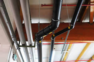  Für die Sicherheit der bis zu 159 m langen Rohrstrecken sorgen spezielle Schienen und Rohrschellen. Über Richtungsänderungen wachen Elektroschweißmuffen. 