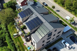  Bild 4: Kernsaniertes Gebäude, monoenergetisch von Wärmepumpe versorgt, die mit 28 PVT-Luft/Sole-Kollektoren als alleinige Wärmequelle betrieben wird. 