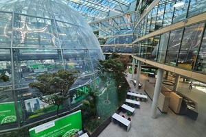   Eingangsbereich des Campus. Im Hintergrund ist das Schneider Electric-Headquarter zu sehen.  