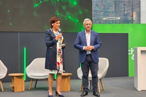   Mike Hughes, CEO DACH Schneider Electric, eröffnete die Pressekonferenz und das Innovation Hub.  