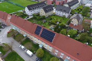  Das Happening-System kommt in einem zusammenhängenden Riegel aus fünf Gebäuden zum Einsatz. Heizzentrale und Photovoltaik-Anlage sind im beziehungsweise auf dem mittleren Gebäude installiert. 