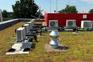  Die Außeneinheiten der Split-Klimaanlagen zur Kühlung des Technik- und Serverraums befinden sich auf dem Dach. 