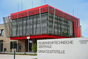  Hauptzugang und Einfahrt zur Feuerwehrtechnischen Zentrale Vechta – markant durch die rote Verschattung und klare Architektur. 
