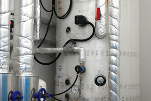  Der zentrale Wärmespeicher mit Temperaturregelung versorgt die neuen Gebäude der Feuerwehrzentrale und -leitstelle.  