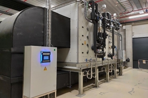   (1/3) Eine Kälteanlage direkt über der entsprechenden Testkammer versorgt diese mit einer Leistung von 3 MW. Über Pufferspeicher und diverse Temperaturleitungen soll eine sichere und konstante Temperaturzufuhr des jeweiligen Testraums sichergestellt werden.  