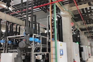   (2/3) Eine Kälteanlage direkt über der entsprechenden Testkammer versorgt diese mit einer Leistung von 3 MW. Über Pufferspeicher und diverse Temperaturleitungen soll eine sichere und konstante Temperaturzufuhr des jeweiligen Testraums sichergestellt werden.  
