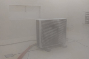   In einem der insgesamt 23 Testräume können Temperaturen von bis zu minus 40 °C erreicht werden – in dieser Testkammer wurden Analysen bei minus 15 °C und einer Luftfeuchtigkeit von annähernd 100 % durchgeführt.  