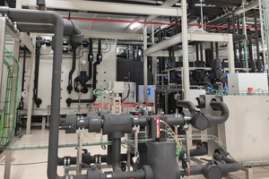   (3/3) Eine Kälteanlage direkt über der entsprechenden Testkammer versorgt diese mit einer Leistung von 3 MW. Über Pufferspeicher und diverse Temperaturleitungen soll eine sichere und konstante Temperaturzufuhr des jeweiligen Testraums sichergestellt werden.  