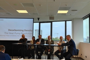   Im Rahmen der Medientour des EDC gab es auch eine Paneldiskussion zum Thema „Dekarbonisierung urbaner Dichte: Wie die Wärmepumpen-Revolution Städte zur Klimachance macht“ (v.l.): City of Ghent – Filip Watteeuw (Alderman Climate and Energy), Euroheat & Power – Aurélie Beauvais (Managing Director), Heatnet Global – Peter Anderberg (CEO and founder), UGent (Universität) – Michel De Paepe (Professor Applied Thermodynamics and Heat Transfer), Daikin Europe – Laurent Van Thournout (Deputy General Manager Daikin Europe EDC) und Moderator Patrick Crombez (Head of Environmental Readiness at Daikin Europe and President European Heat Pump Association).  