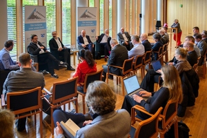  Auf dem Podium (v.l.): Jakob Schlandt, Lars Rohwer MdB, Dr. Alaa Alhamwi MdB, Frank Ernst, Professor Christoph Kaup und Andreas von Thun. 
