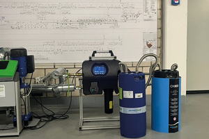  Zur Sicherung der Anlagenwasserqualität wurde im Heizkreislauf ein „permaLine integral“-Gerät installiert. Es dient zur ersten Aufbereitung und zur anschließenden Überwachung. Im Bedarfsfall wird die Entsalzung „permasoft“ zugeschaltet (Mitte, in dunkelblau), ebenso wie eine Sauerstoffzehrung mit „OxRed“ (rechts, in hellblau). 