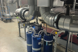  Auch der Kühlkreislauf hat ein eigenes „permaLine integral“-Gerät bekommen. Daran angeschlossen sind ebenfalls eine Entsalzungseinheit „permasoft“ sowie eine Sauerstoffzehrpatrone „OxRed“. So ist in beiden Kreisläufen für eine VDI-konforme Anlagenwasserqualität gesorgt. 