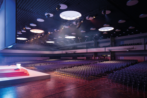  In mehreren Sälen unterschiedlichster Größenordnungen bietet das WCCB insgesamt Platz für bis zu 7.000 Personen. 