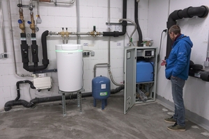  Zentrale der Wasserverteilung im Untergeschoss der Carderie. Rechts die Regenzentrale, ein Schaltschrank mit Vorlagebehälter (blau), darunter zwei Kreiselpumpen. Zusätzlich integriert ist die DIN-gerechte Trinkwasser-Nachspeisung mit „freiem Auslauf“ in den Vorlagebehälter. 