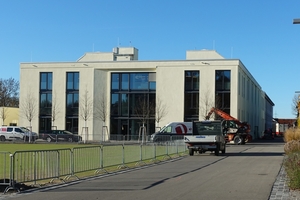  Carderie in Wangen/Allgäu, ein Industriegebäude Baujahr 1913, nach Umbau und Erweiterung. Unter dem Pflasterbelag sitzt der Regenspeicher, bestehend aus fünf Behältern und einem Filterschacht, jeweils durch Abdeckungen der Klasse D 400 für LKW und Feuerwehr befahrbar. 