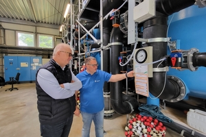  Michael Lipus (rechts), Leiter Bäder Betriebs GmbH, erläutert Matthias Kremer, Branchenmanager Wasser/Abwasser bei Jumo, die Abläufe.  
