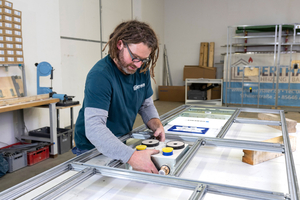  Bei der handwerklichen Vorfertigung wird das Tragsystem auf dem Arbeitstisch zusammengefügt. 