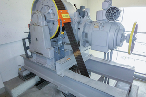  Links zu sehen ist die alte Antriebstechnik mit Getriebe und Stahlseilen – rechts das neue System des getriebelosen „ZAtop“-Antrieb mit „ZAdyn“-Umrichter und Netzrückspeiseeinheit „ZArec“. 