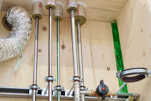  Heizungsrohre, Frischwasser- und Abwasserleitungen sowie Lüftungsrohre sind vorgerüstet, das Strang-Modul ist bereit für die Endmontage auf der Baustelle. 