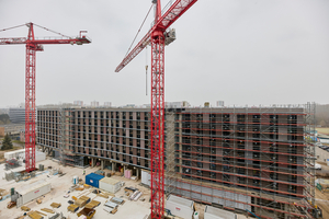  Steinwolle innen, Steinwolle außen: Die auf den Dächern der drei Hochschulgebäude verlegte Flachdachdämmung verbessert den Wärme- und Brandschutz. 