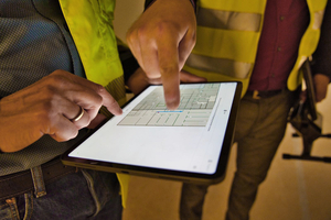  Über ein Tablet werden bauteilgenaue Positionen im AR-Tool überprüft und mit den Planungsdaten abgeglichen. 