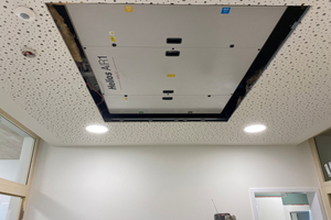  Ein Kompaktlüftungsgerät im Deckeneinbau: Kompakte Maße und eine praxisnahe Wartungslösung ermöglichen die Integration. 