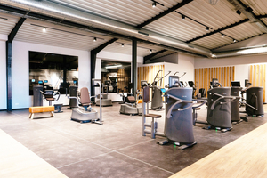  Im Fitnessstudio Vitality Lounge in Paderborn sorgt ein Kompaktlüftungsgerät in Verbindung mit einem Kanalsystem für gute Luftqualität. 