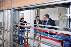  Trennwand im Fokus: Am linken Rand sind die Steigleitungen gut zu erkennen. 