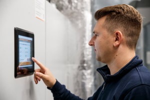  Über die intuitiv bedienbare Visualisierung des Gebäudemanagementsys­tems „Neutrino-GLT“ von Kieback&amp;Peter lassen sich sämtliche Anlagenzustände der TGA des Klimahauses Bremerhaven überprüfen und regeln. Die GLT verknüpft und digitalisiert sämtliche Technologien und maximiert damit die Energieeffizienz im Gebäudebetrieb. 