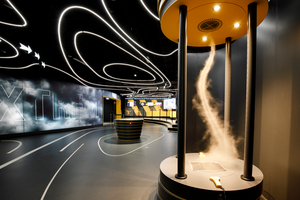  Besucher der neuen Ausstellung „Wetterextreme“ erleben hautnah die Auswirkungen des Klimawandels, indem sie in Szenarien wie große Hitze, Starkregenereignisse oder Wirbelstürme über die Hubplattform „Uplift“ auf drei Ebenen eintauchen. 