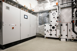  Der neu eingerichtete Automationsschwerpunkt „ASP12“ in der Lüftungszentrale mit der Raumlufttechnischen Anlage: Auf den hier installierten „DDC4000“ von Kieback&amp;Peter liegen u. a. die Lüftungsregelung, die verschiedenen Brandabschnitte sowie die Schnittstelle zur Showtechnik und zu den Umluftkonvektoren. 