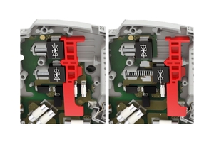  Bild 1: Abtrennvorrichtung für zwei leiterplattenmontierte TVSDs, bestehend aus Federn, lokaler Statusanzeige und optionaler Fernmeldung über eine Lichtschranke; links voll funktionsfähig und rechts mit abgetrennter unterer TVSD. 