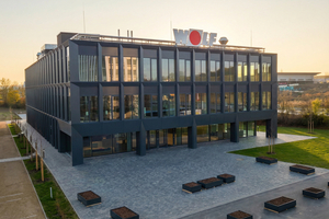   Außenansicht des neuen Campus der Wolf GmbH am Stammsitz in Mainburg.  