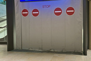 Abgebildet sind gerollte Rauchschutzabschlüsse des Typs „RSS“ von cm Projekt in Terminal 3. Sie schließen Öffnungen im Brandfall und schotten angrenzende Bereiche ab. 