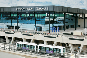  Blick auf die Check-in-Halle von Terminal 3 am Flughafen Frankfurt. Das neue Terminal erstreckt sich über 361.000 m² Bruttogrundfläche und ist für bis zu 19 Mio. Passagiere pro Jahr ausgelegt. Die clauss markisen Projekt GmbH (cm) realisierte hierfür textile Rauch- und Brandschutzlösungen.  