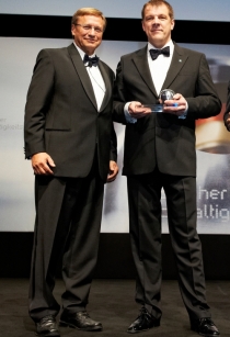 Dr. Carsten Voigtl?nder (rechts)  und NRW-Wirtschaftsminister Harry K. Voigtsberger bei der Verleihung des Deutschen Nachhaltigkeitspreis