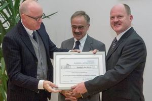  Heinrich Eustrup (pbr AG, links) nimmt die Auszeichnung von Bauminister Thomas Webel (rechts im Bild) und Friedrich Koop, 1. Vorsitzender des AIV Magdeburg 