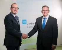 Sascha Hermann (links) ?bergibt die Leitung des VDI ZRE an Dr. Martin Vogt