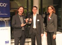 Professor Timo Leukefeld und Stephan Riedel bei der Verleihung des „Renergy Award“ im Rahmen der CEB.