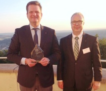 Freuen sich gemeinsam ?ber den „Energy Masters Award“ (v.l.n.r.): Benjamin Reiners und Thomas K?bler 