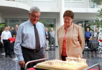 Manfred Roth freut sich mit seiner Frau Heike ?ber die gelungene Geburtstags?berraschung zu seinem 75. Geburtstag.