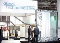 Die Sonderschau „glass technology live“ wird auf der glasstec 2014 wieder das absolute Highlight des Rahmenprogramms sein. Exponate und Pr?sentationen er?ffnen den Fachbesuchern erneut einen weitreichenden Blick in die Glaszukunft.