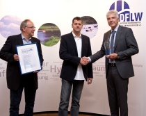 Verleihung des DFLW-Award (v.l.n.r.): Dipl.- Ing. Robert Priller (Fachausschussvorsitzender „Luft“ des DFLW), Hans-Peter Berg (Boehringer Ingelheim) und Dr. Stefan Burhenne (Vorsitzender DFLW)