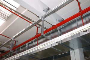  Schienensysteme für den Industrie- und Anlagenbau müssen schwere Lasten zuverlässig abfangen. Bei der Firma Bosch in Nürnberg kam das System „Centum“ zum Einsatz. 