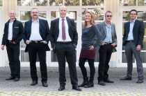 Frank Ernst, Gesch?ftsf?hrer der Vertriebs GmbH (Mitte) mit einigen der neuen Mitarbeiter: (v.l.n.r): Alexander Jung, Dirk Mikus, Bettina Rohr, Volker Kehr und Niels Weber. 