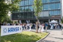 Zahlreiche Mitarbeiter und ihre Familien haben sich vor dem neuen Hansa-Firmengeb?ude zu einem Tag der offenen T?r zusammengefunden.